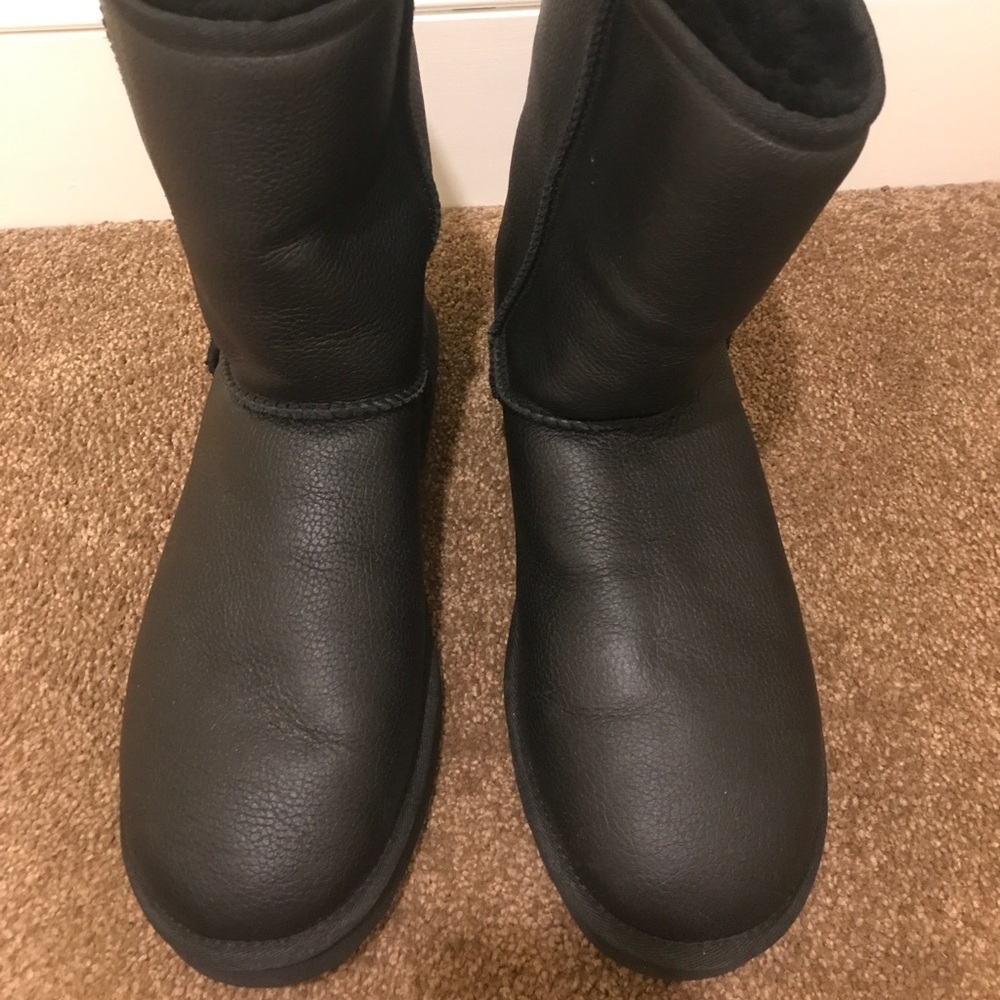 NWOT Men’s Ugg Classic Short Boot Leather